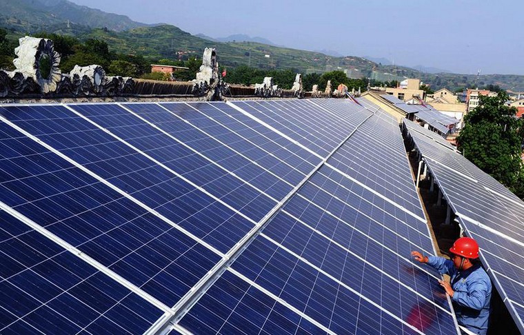 家庭屋頂光伏電站怎么清洗太陽能板